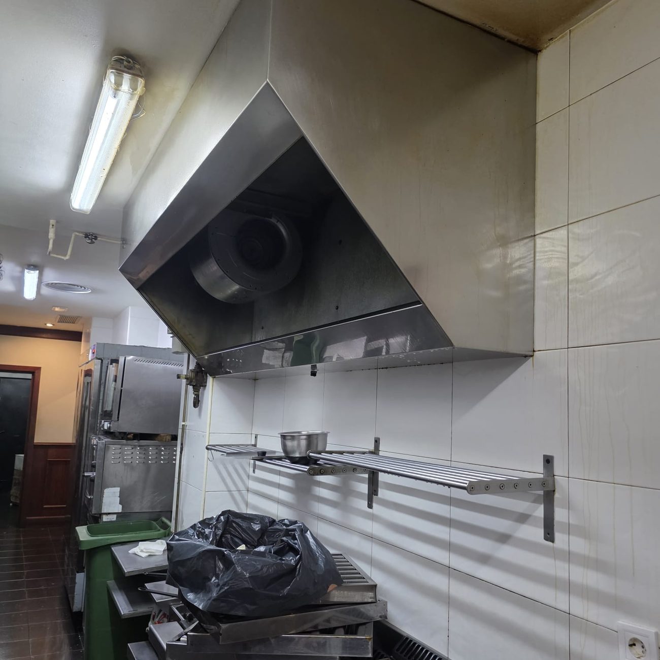 Cocina de un restaurante de Bilbao antes de limpiar: campana con grasa, azulejos amarilleados y techo sucio