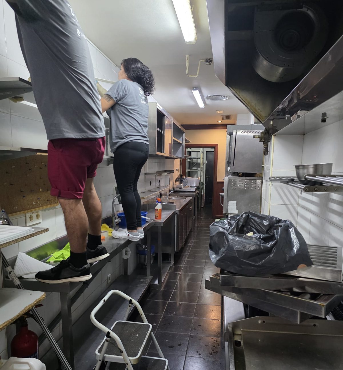 Equipo de Bilbo Limpieza limpiando la cocina de un restaurante en Bilbao